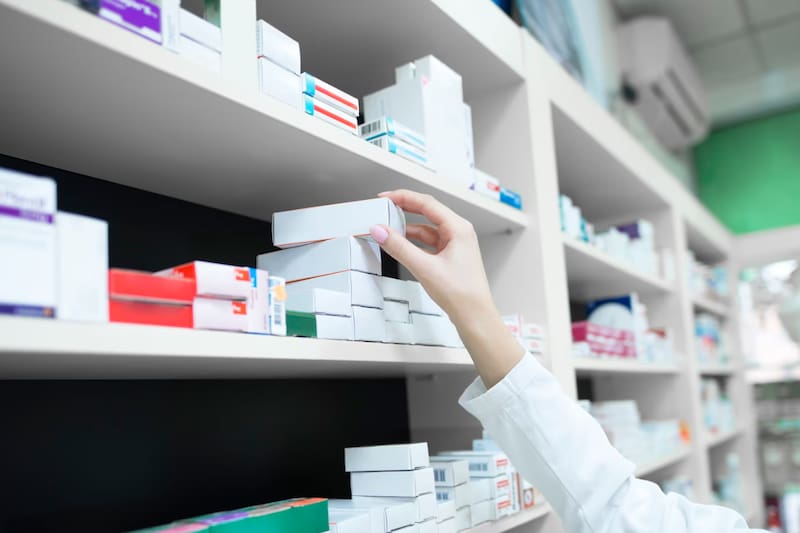 ofrece medicamentos y maquillaje con descuento.