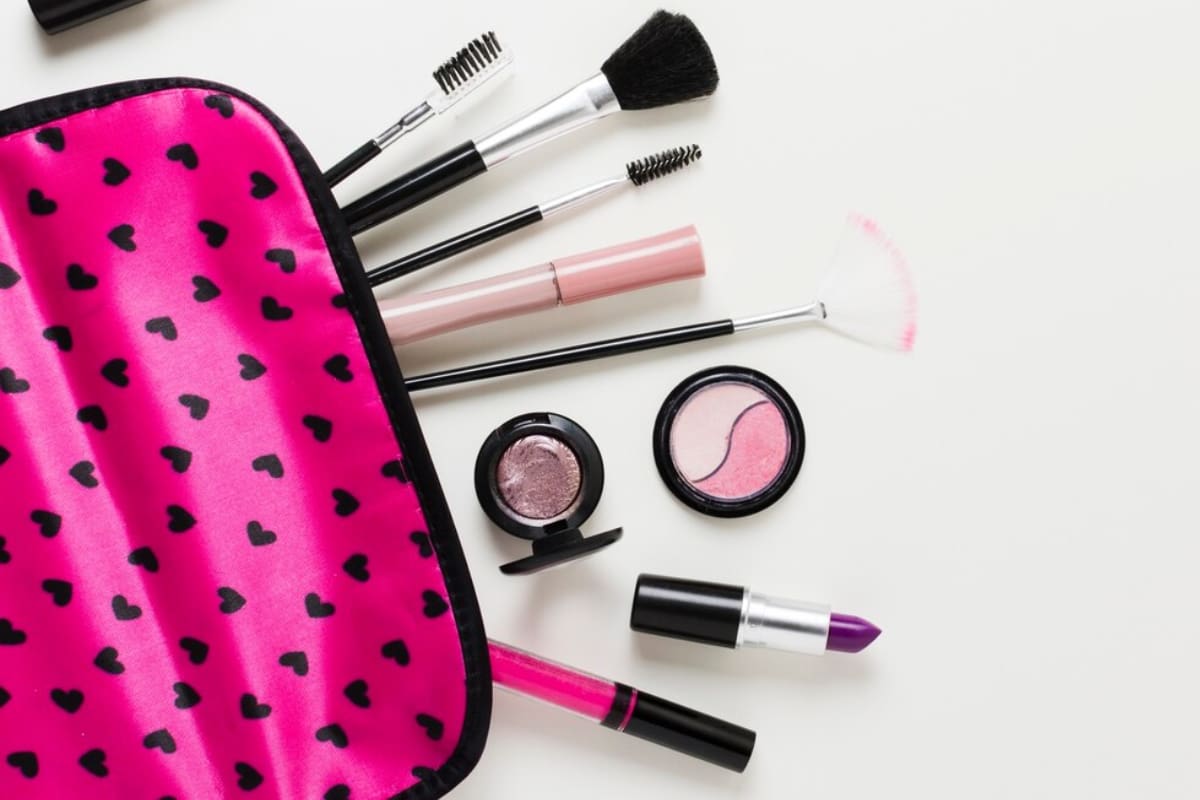 tiene un 30% de descuento en maquillaje para sus clientes.