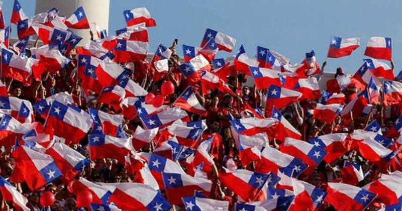 El marco de público en la final de la Copa América 2015 tuvo el añadido de las banderas donadas por Leonardo Farkas