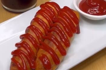 ¿Quieres sorprender a los más pequeños de la casa en el Día del Niño? Así puedes preparar estas banderillas con kétchup