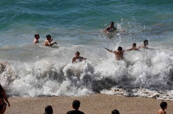 Entérate cuáles son las playas aptas para el baño en Chile