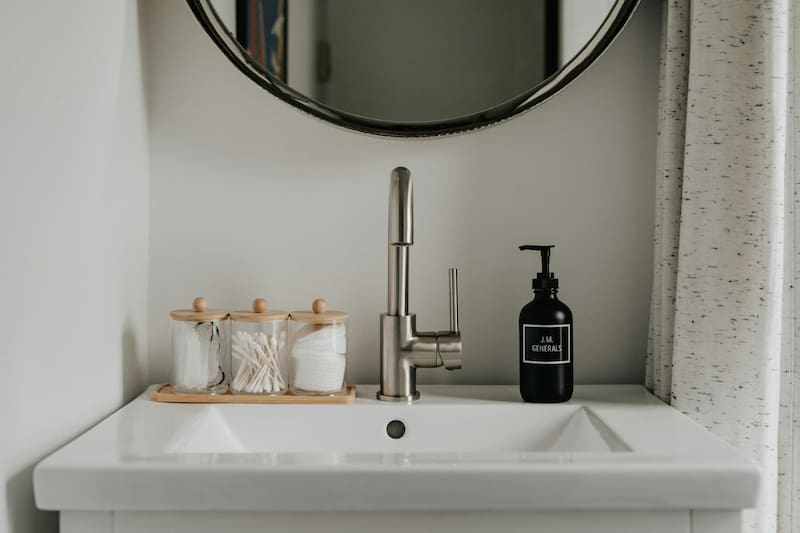 Con esta preparación también podrás limpiar otras superficies como la grifería y objetos de vidrio. Créditos: Unsplash.
