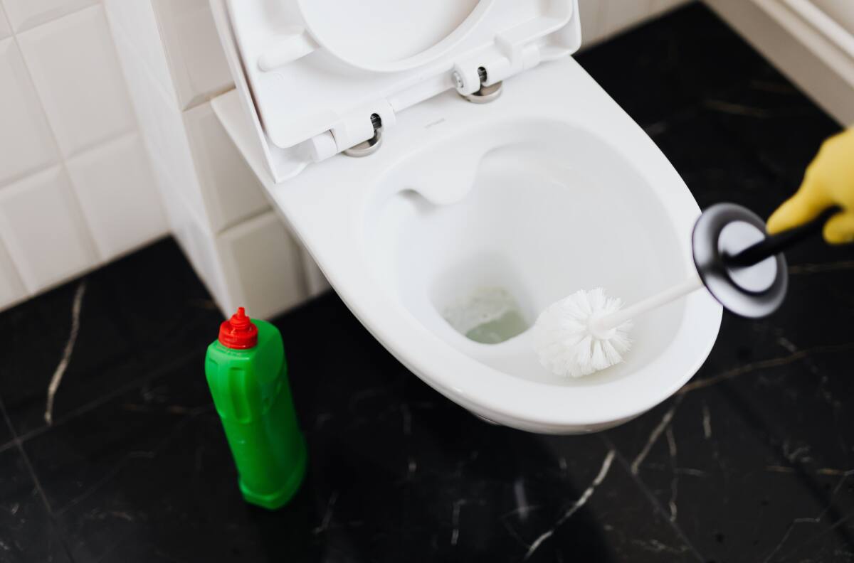 Desmancha tu inodoro con este truco casero de dos ingredientes