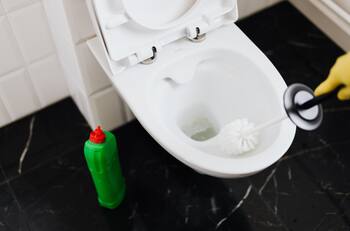 Desmancha tu inodoro con este truco casero de dos ingredientes