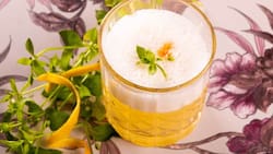 El bar feminista de Santiago que promete ser bueno, bonito y barato: ofrece happy hour, karaoke, bingo y más