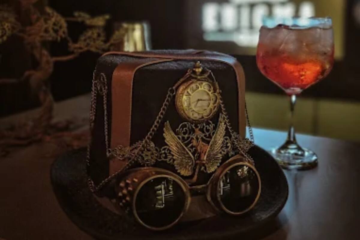 Ubicado en la Reina, este local speakeasy invita a los visitantes a resolver un acertijo antes de ingresar.
Foto: ENIGMA.