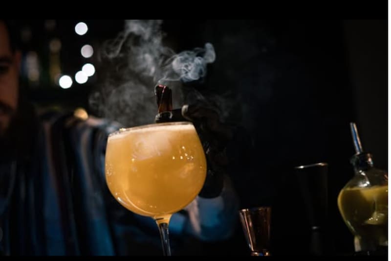 El precio de los tragos de autor varía entre los $8.500 y los $10.900. Foto: @barlasanta.