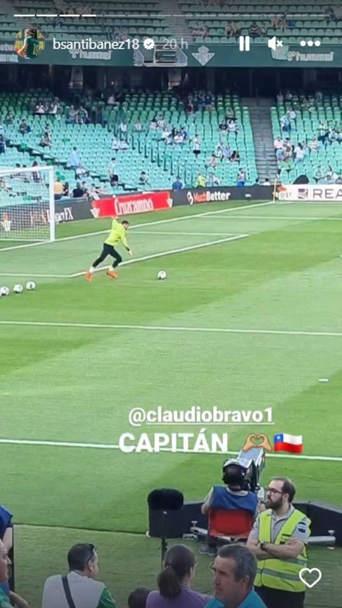 Bárbara Santibáñez apoyó al Betis de Claudio Bravo y Manuel Pellegrini en el Benito Villamarín.