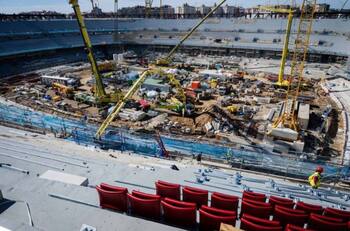 VIDEO | Se agarraron a palos: obreros de la remodelación del Camp Nou protagonizan batalla campal