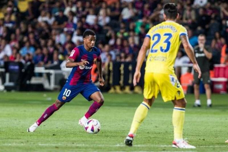 Ansu Fati defendiendo los colores del Barcelona.