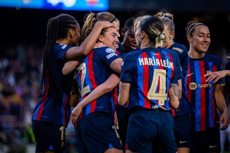 Barcelona se deshizo fácilmente de la Roma, para acceder a la ronda de los cuatro mejores. En tanto, Arsenal dejó en el camino a Bayern Múnich. Fotos: Barcelona Femení y OL Féminin.