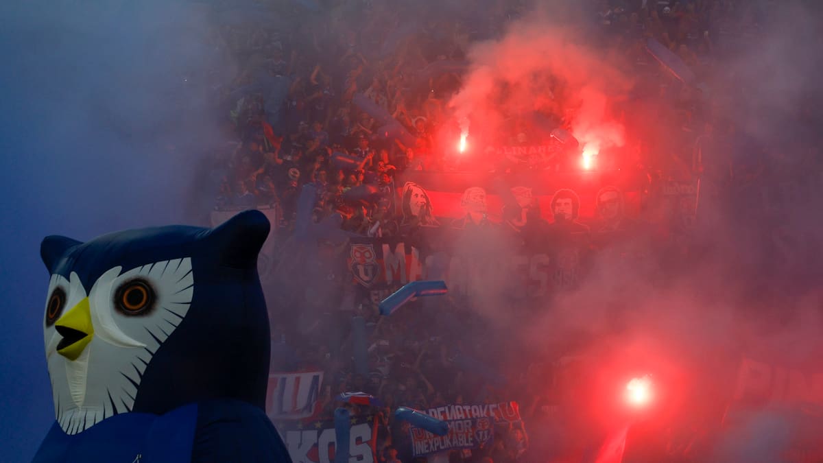 La U fue castigada y arriesga más sanciones tras denuncia en el Clásico Universitario ante la UC