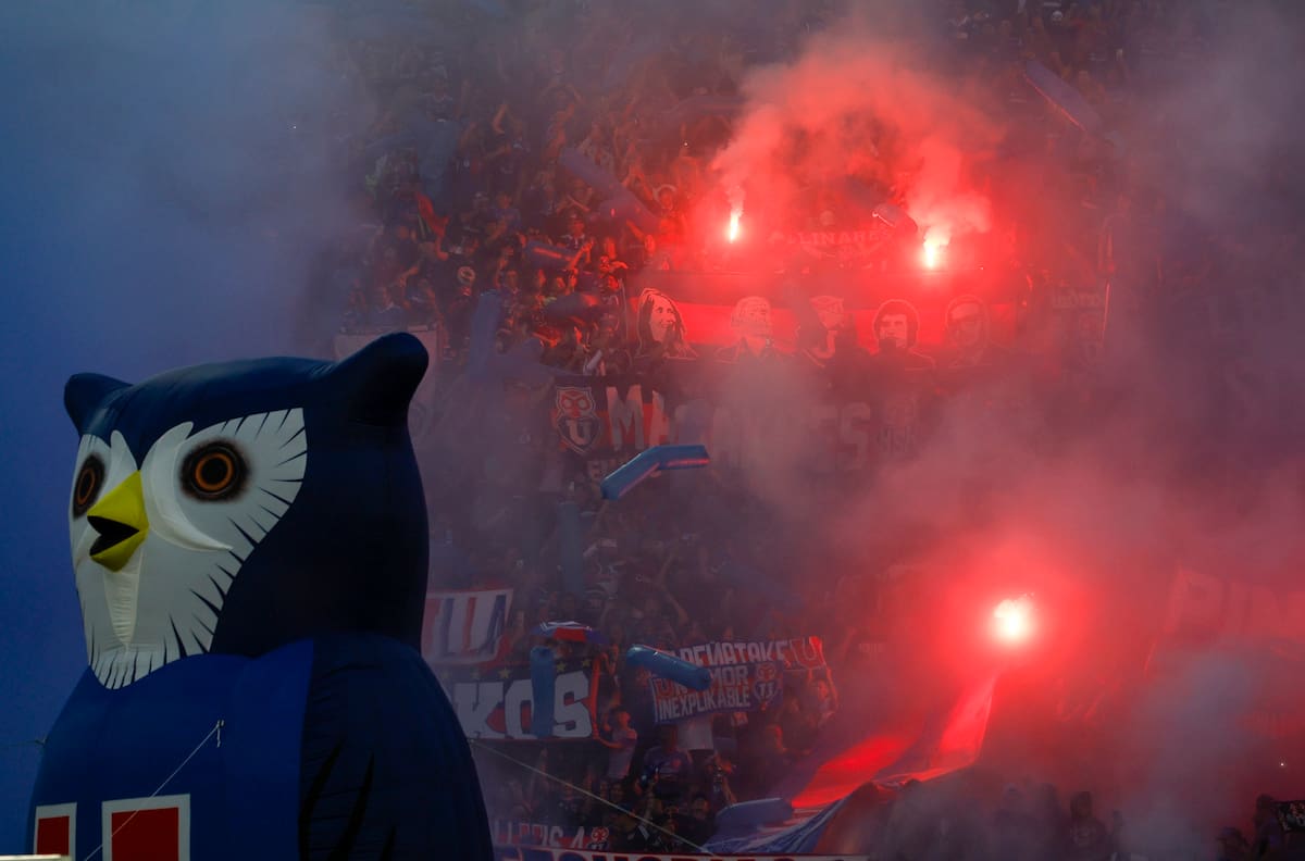 La U fue castigada y arriesga más sanciones tras denuncia en el Clásico Universitario ante la UC