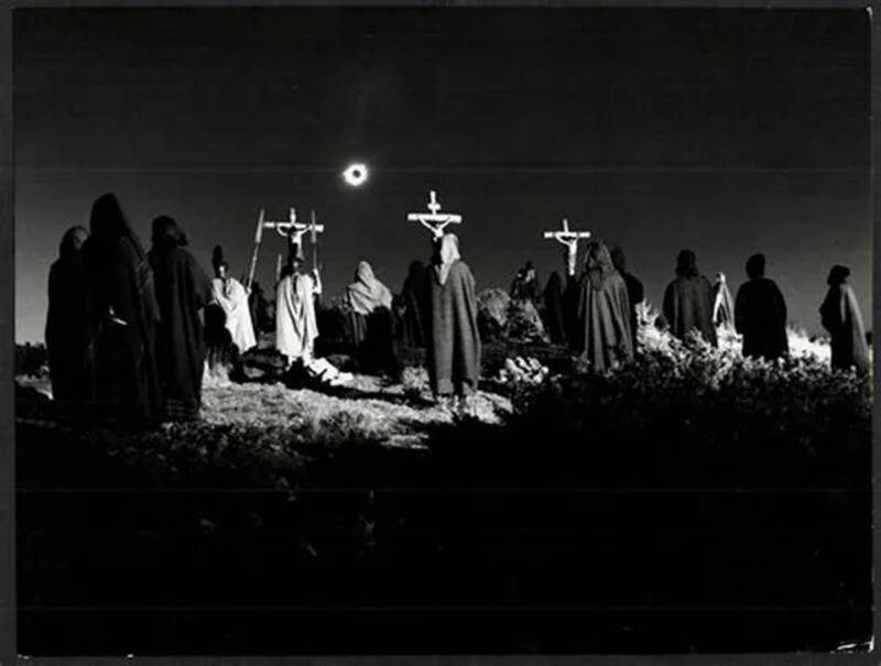 La escena de la crucifixión se grabó en un eclipse solar real.