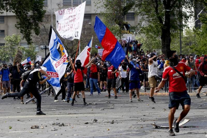 Las barras bravas tienen en jaque al fútbol chileno.