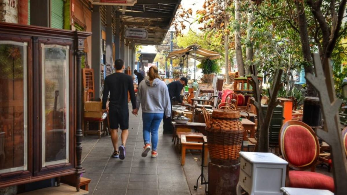 Así luce el Barrio Italia con su nueva iluminación: Bares, cafés y bohemia en el corazón de Ñuñoa
