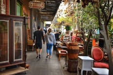 Así luce el Barrio Italia con su nueva iluminación: Bares, cafés y bohemia en el corazón de Ñuñoa