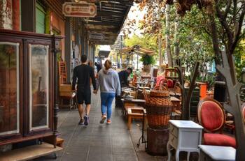 Así luce el Barrio Italia con su nueva iluminación: Bares, cafés y bohemia en el corazón de Ñuñoa