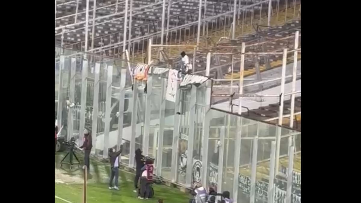 VIDEO | “Ojalá te ‘caigai’ cul...”: Hinchas de Colo Colo las emprenden contra porfiado barrista en el Monumental