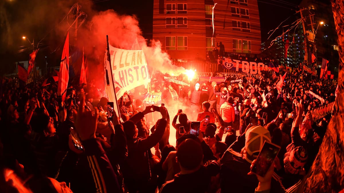 Acusan a la U de acreditar a barristas como periodistas: responsabilizan a funcionario del club