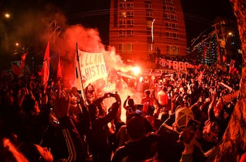 Acusan a la U de acreditar a barristas como periodistas: responsabilizan a funcionario del club