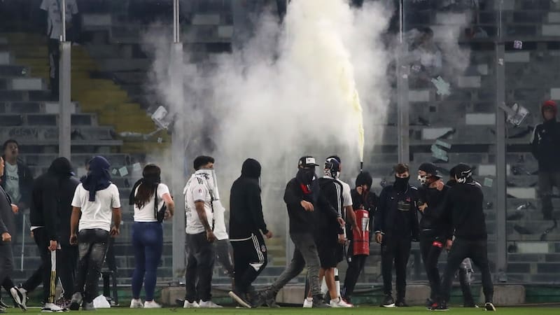 Arriesga descalificación: las sanciones que podría recibir Colo Colo por la invasión de hinchas