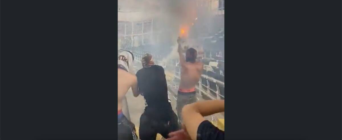 Barristas de Colo Colo le lanzan fuegos artificiales a los hinchas de la U: Foto: Aton.