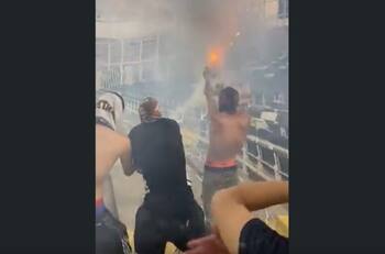 VIDEO | El momento en que hinchas de Colo Colo “bombardearon” a la barra de la U en el Monumental