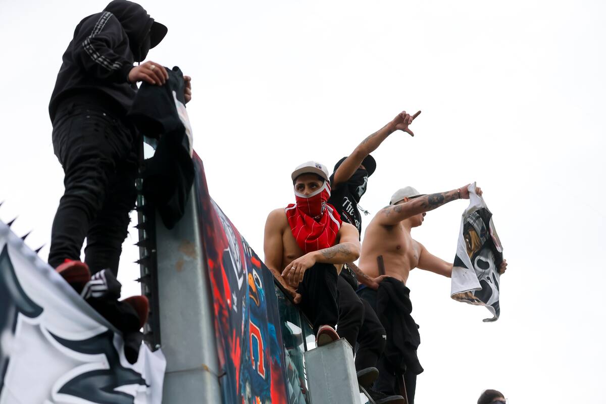 La conducta de los hinchas de Colo Colo no cambia; el aforo total tampoco se explica.