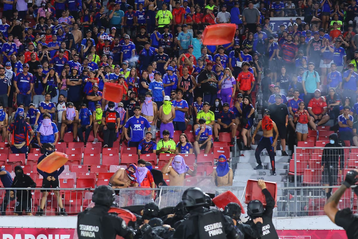 Los estúpidos de siempre esta vez aparecieron en el debut de la U. Se viene un castigo severo.
Dragomir Yankovic/Photosport