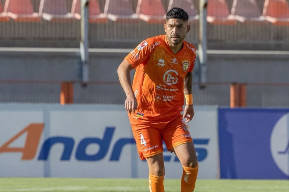 El defensor en Cobreloa. Foto: @bastisanjuan94