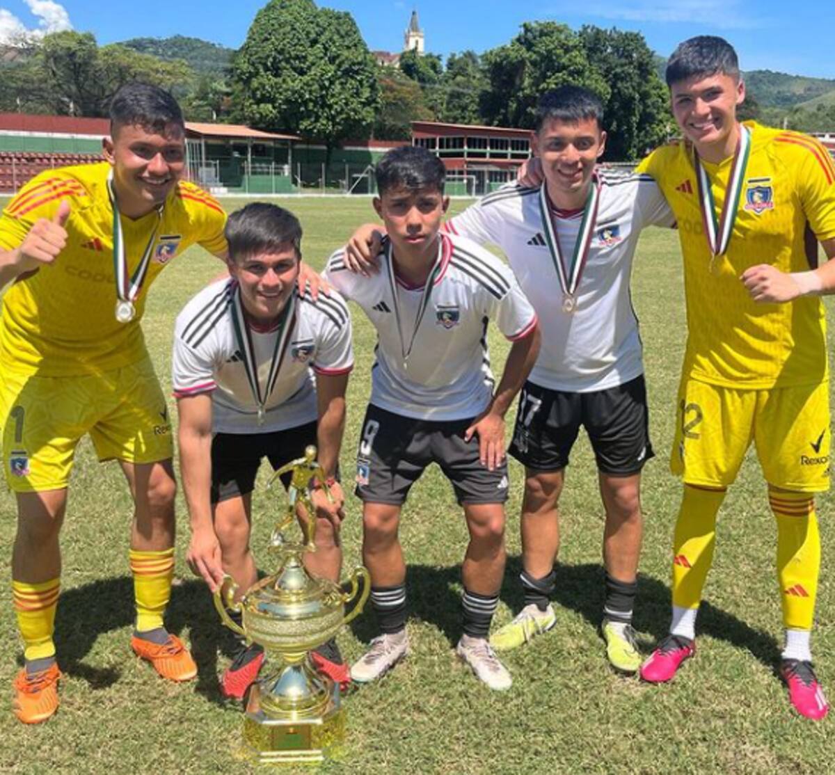 Bastián Silva junto a sus compañeros luego de ganar la Copa Xerém.