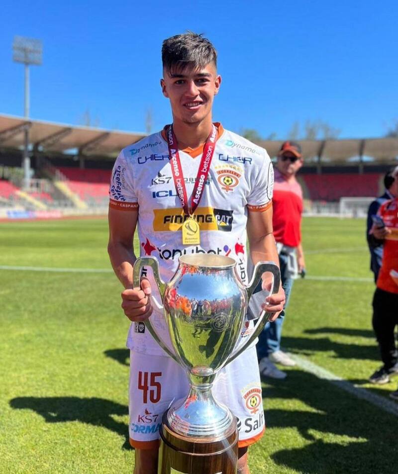 El defensor de Cobreloa Bastián Tapia con la copa de la Primera B. Foto: Instagram Bastián Tapia.