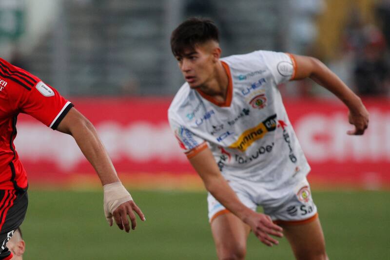Bastián Tapia podría mantenerse en la U. (Foto: Agencia Aton)