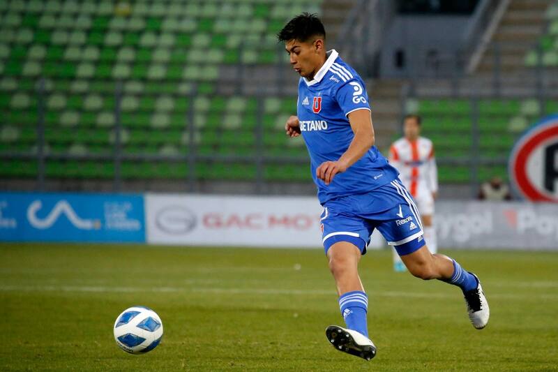 El complejo momento del zaguero perteneciente a la U. Foto: Aton.
