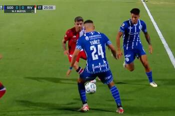 La fuerte patada que recibió Bastián Yáñez enfrentando a River Plate en Argentina