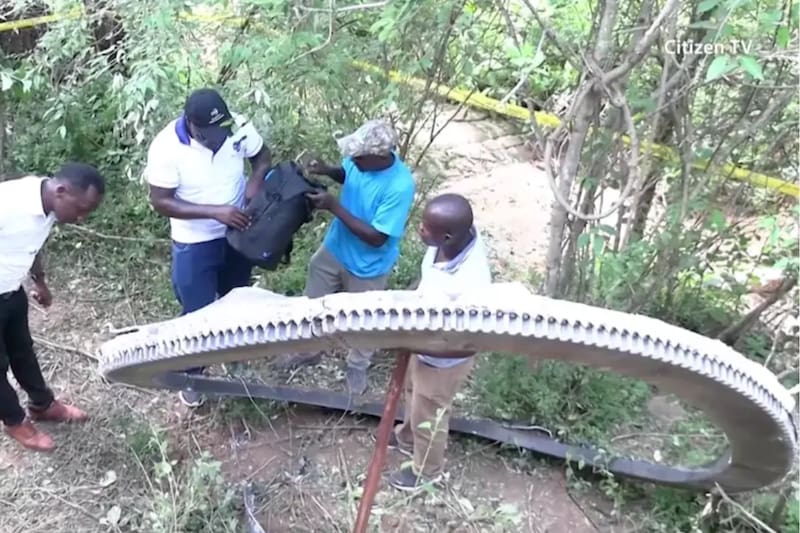 cae en un pueblo de Kenia.