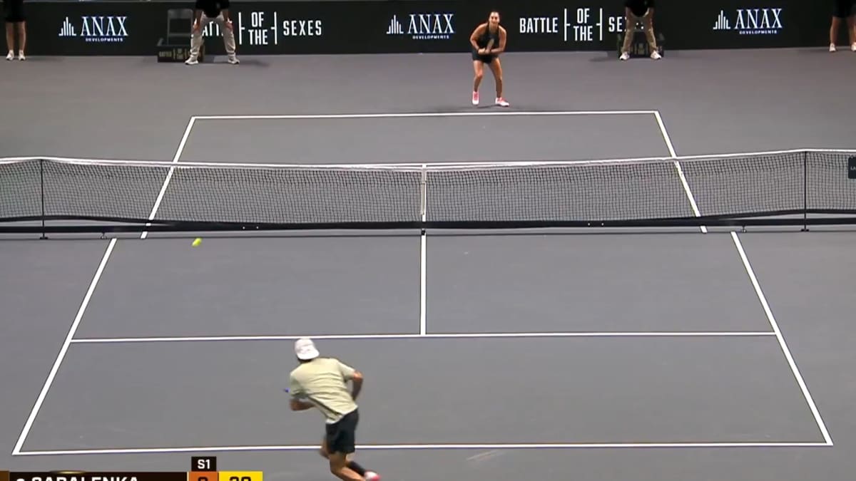 VIDEO | La extraña cancha en la Batalla de los Sexos entre Nick Kyrgios y Aryna Sabalenka: la razón