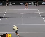 VIDEO | La extraña cancha en la Batalla de los Sexos entre Nick Kyrgios y Aryna Sabalenka: la razón