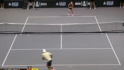 VIDEO | La extraña cancha en la Batalla de los Sexos entre Nick Kyrgios y Aryna Sabalenka: la razón