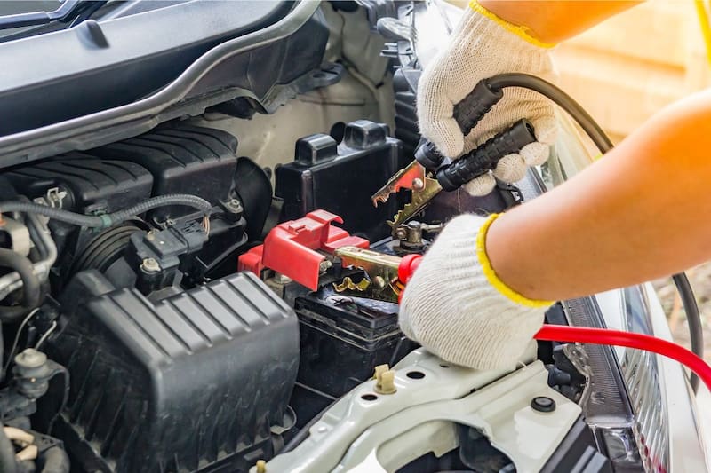 "Hacer puente" para cargar la batería de un auto puede ser muy peligroso