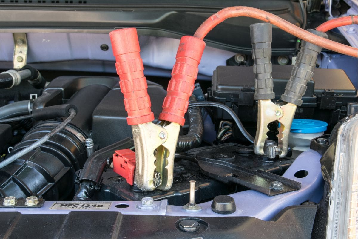 "Hacer puente" para cargar la batería de un auto puede ser muy peligroso