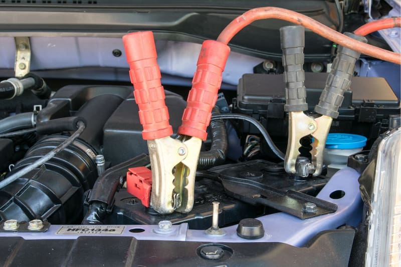 "Hacer puente" para cargar la batería de un auto puede ser muy peligroso