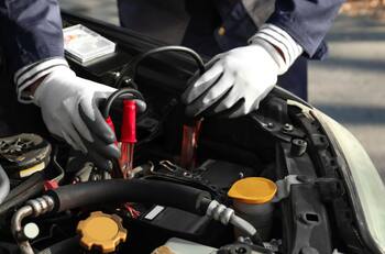 ¿Por qué no es recomendable hacer puente en los autos?