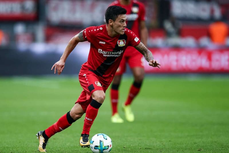 Charles Aránguiz jugando por el Bayer Leverkusen.