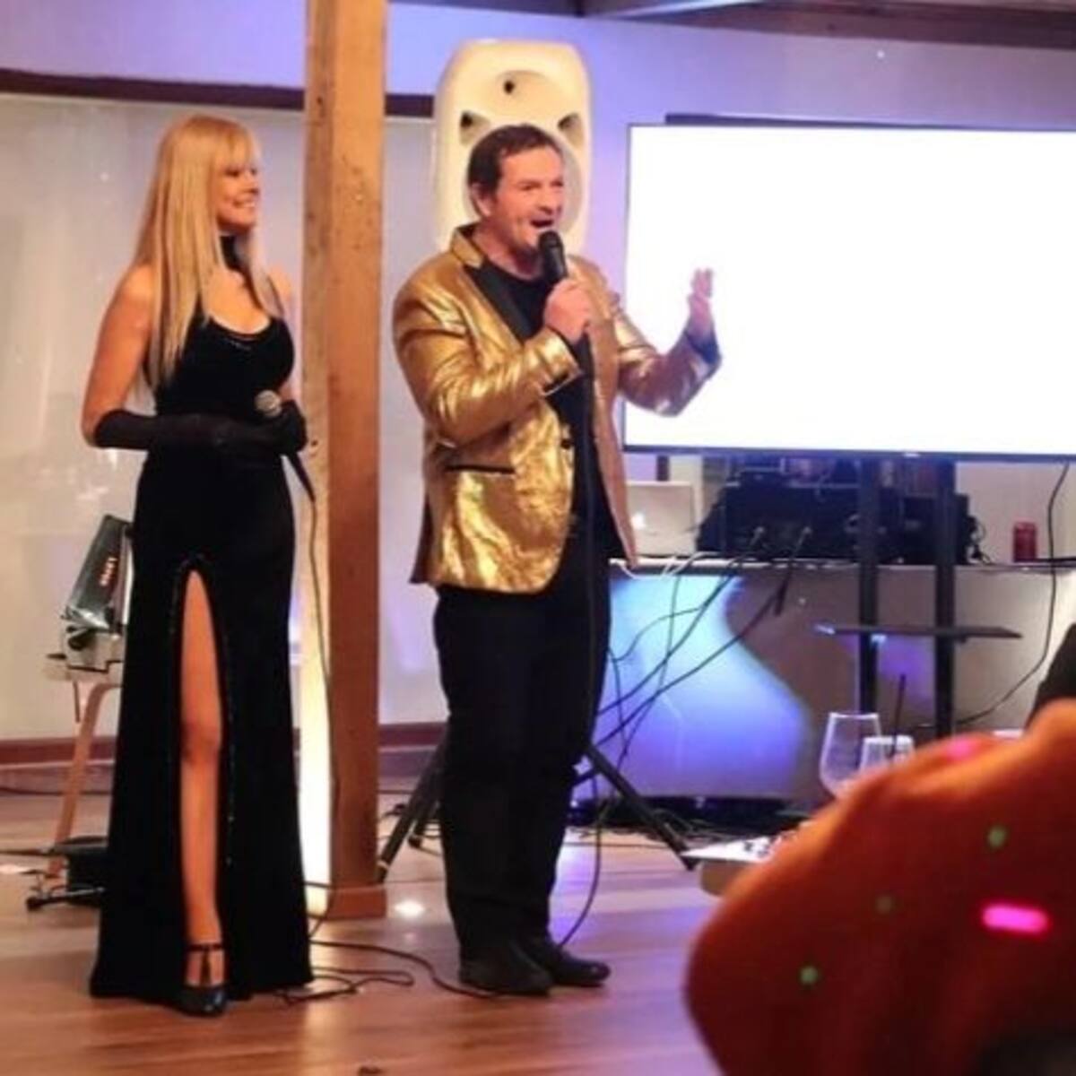 Beatriz Alegret y Sebastián Saldaña en pleno show.
