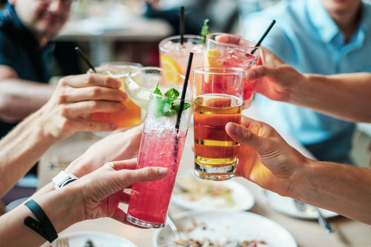 Descubre cuáles son consideradas las peores bebidas chilenas según la IA.