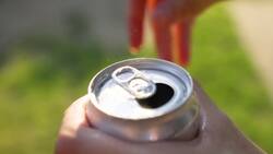 Por riesgos a la salud y tendencia a la adicción: Este es el bebestible que buscan prohibir a menores de edad