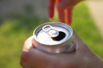 Por riesgos a la salud y tendencia a la adicción: Este es el bebestible que buscan prohibir a menores de edad