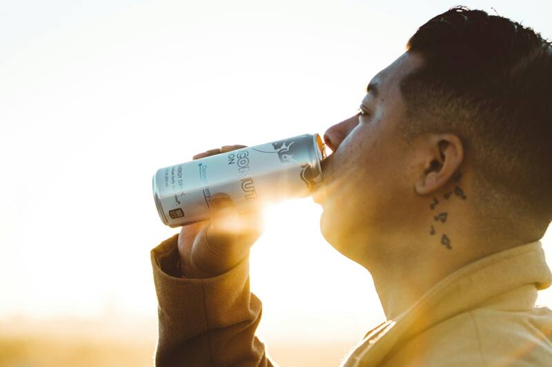 Los riesgos que estos bebestibles pueden generar en los menores de edad.